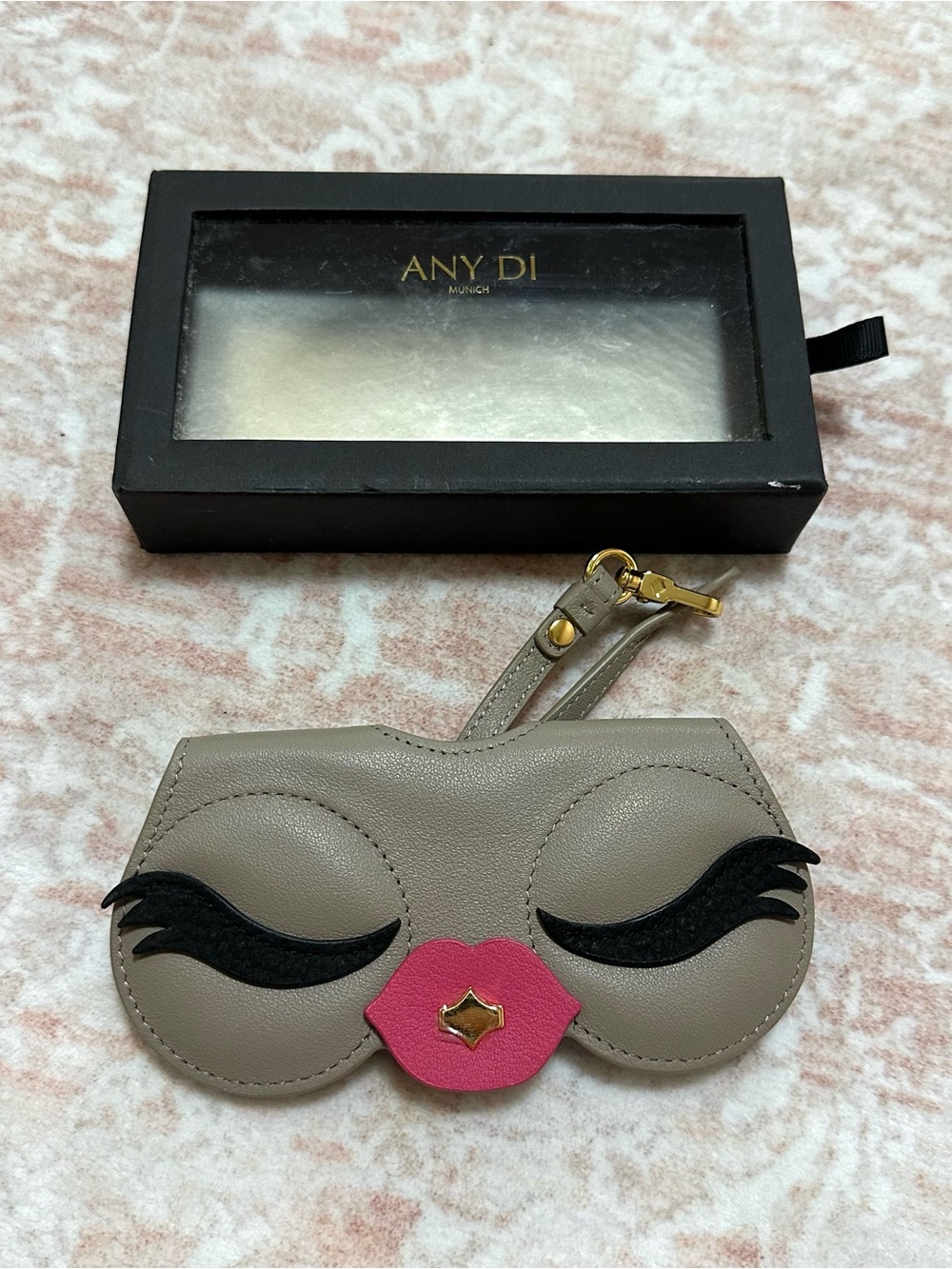NWT ANY DI MUNICH Leather Glasses Holder Kissy Face Charm